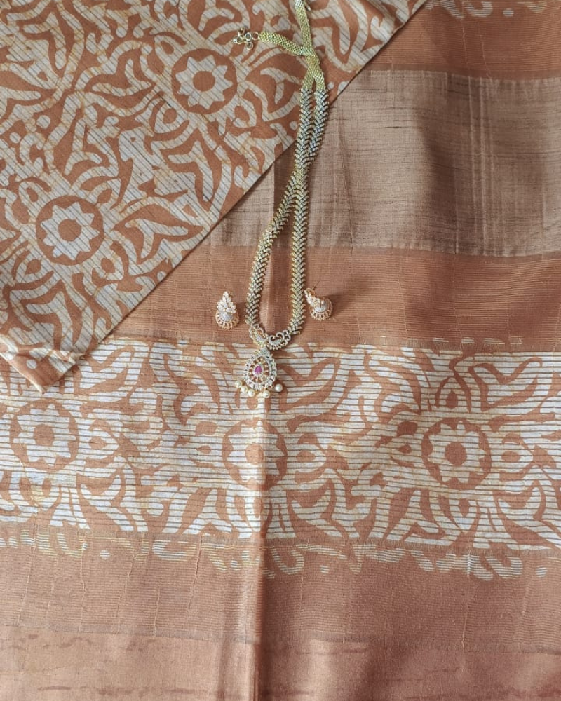 Brown Geecha silk Batik style Screen Print saree